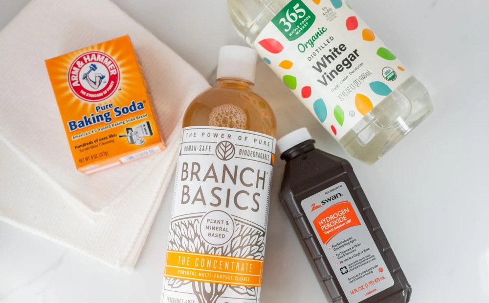 Vinegar, baking soda, oxygen bleach: powerful stain removers.