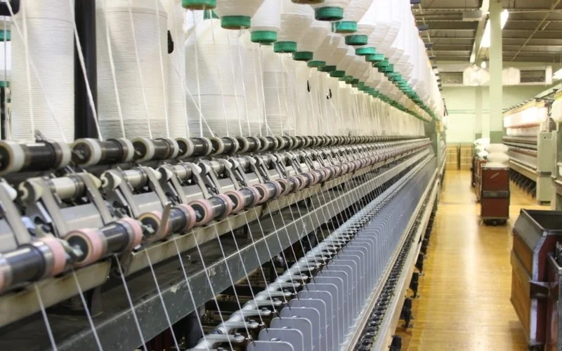 Once ginned, the cleaned and carded cotton fibers undergo spinning