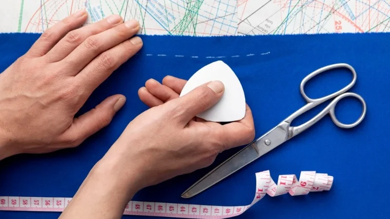 Visualizing the seam allowance: the area between the fabric's cut edge and the stitching line