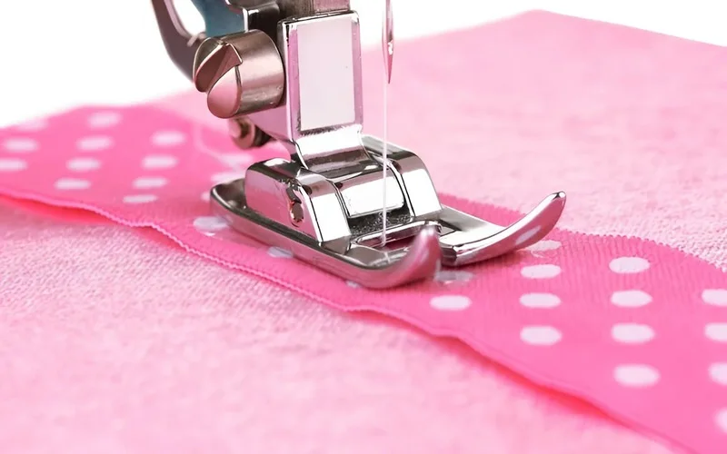 Choose the right presser foot for your sewing project depending on the fabric type