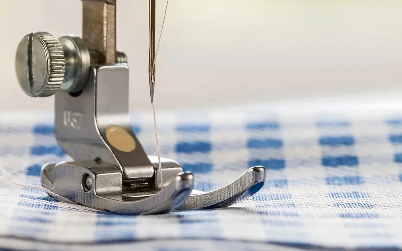After attaching any foot, always gently turn the machine’s handwheel towards you by hand for one full stitch cycle