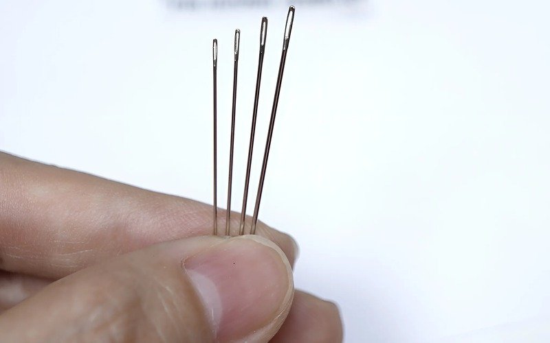 If the fabric is thin, choose a small needle; if the fabric is thick, choose a large needle