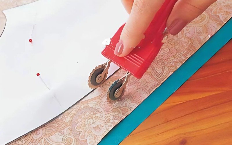 The double tracing wheel is used for marking two parallel lines at once