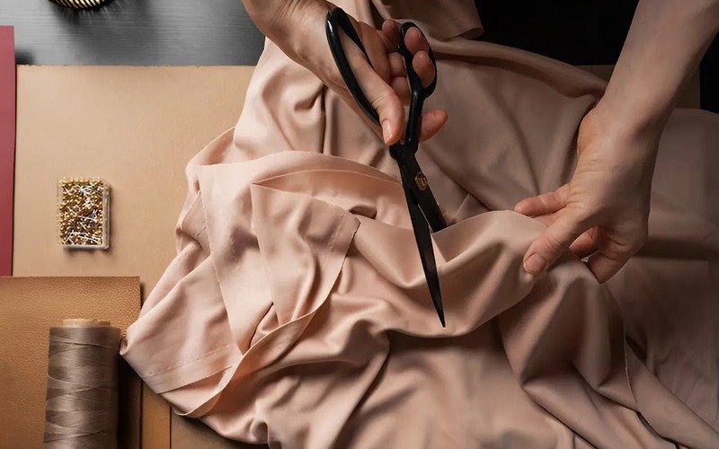 Fabric shears have super sharp blades and a smart handle design