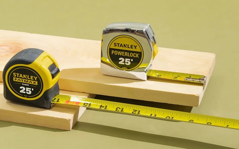 A retractable metal tape measure (a tape measure with a metal strip that retracts into a case) has a metal strip, often strong steel