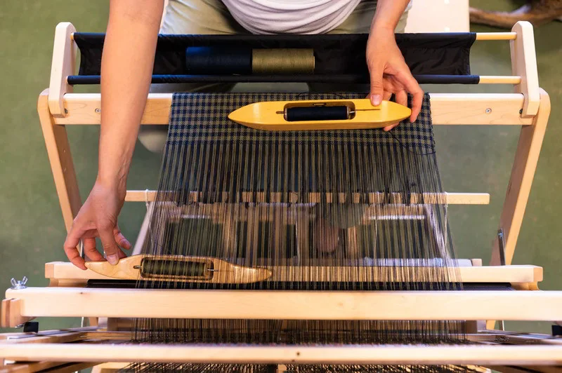 Shuttle loom: Crafting selvedge.