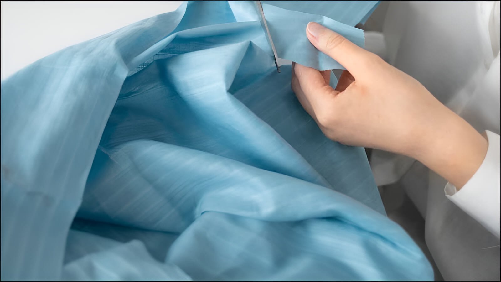 From countless projects we've seen at Packlove, necklines and armholes are where skipping stay stitching causes the most noticeable problems