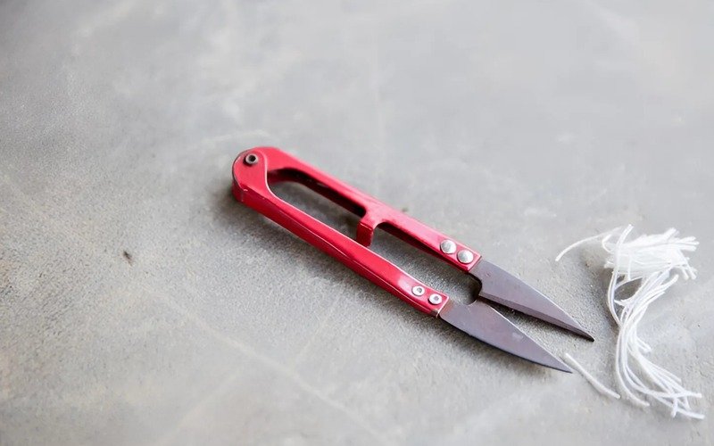 Good thread snips have sharp blades, a pointy tip, and are comfortable to hold